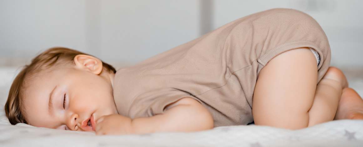 Când pot bebelușii să doarmă în siguranță pe burtă?