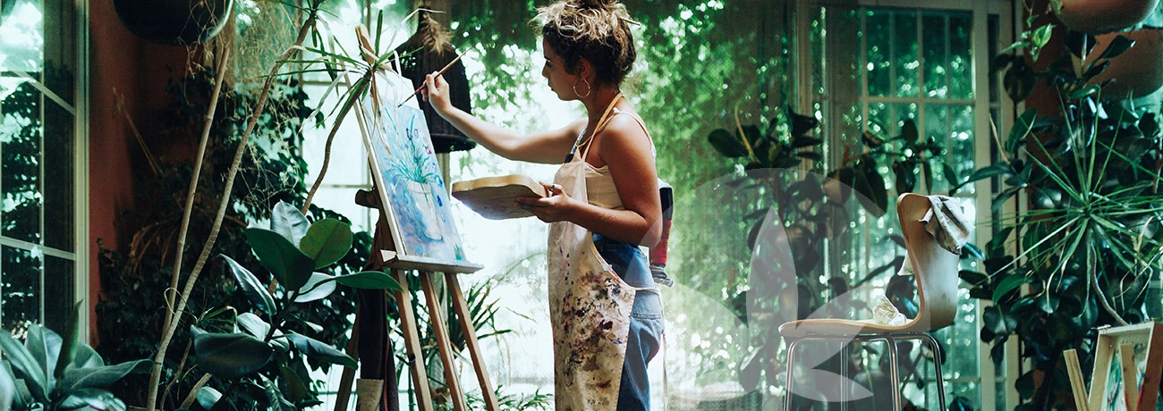 o femeie care pictează