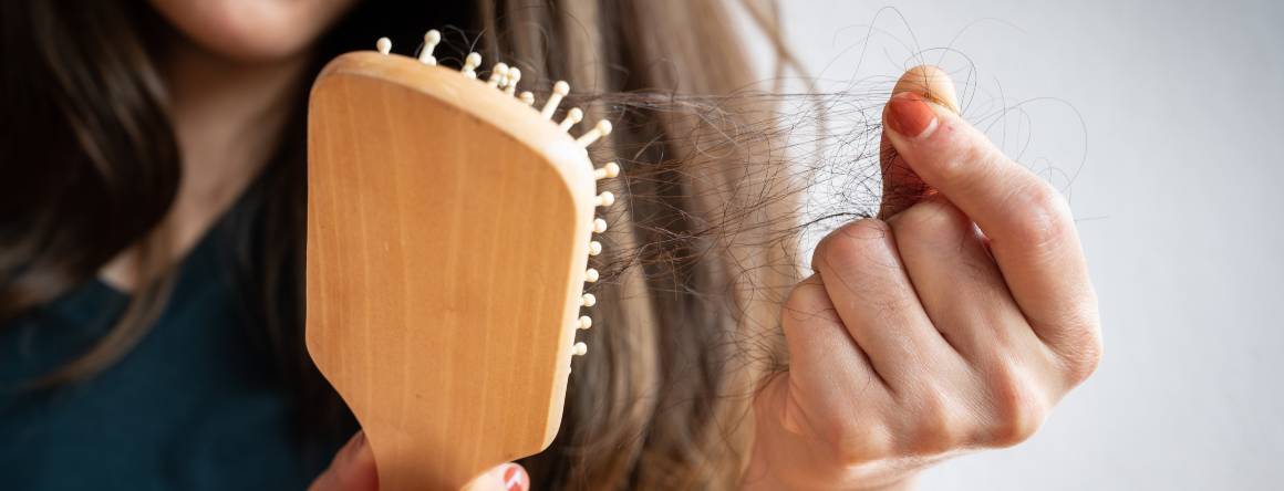Ce cauzează calitatea slabă a părului