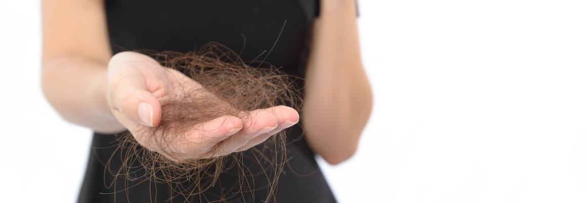 Poate dezechilibrul hormonal să provoace pierderea părului la femei