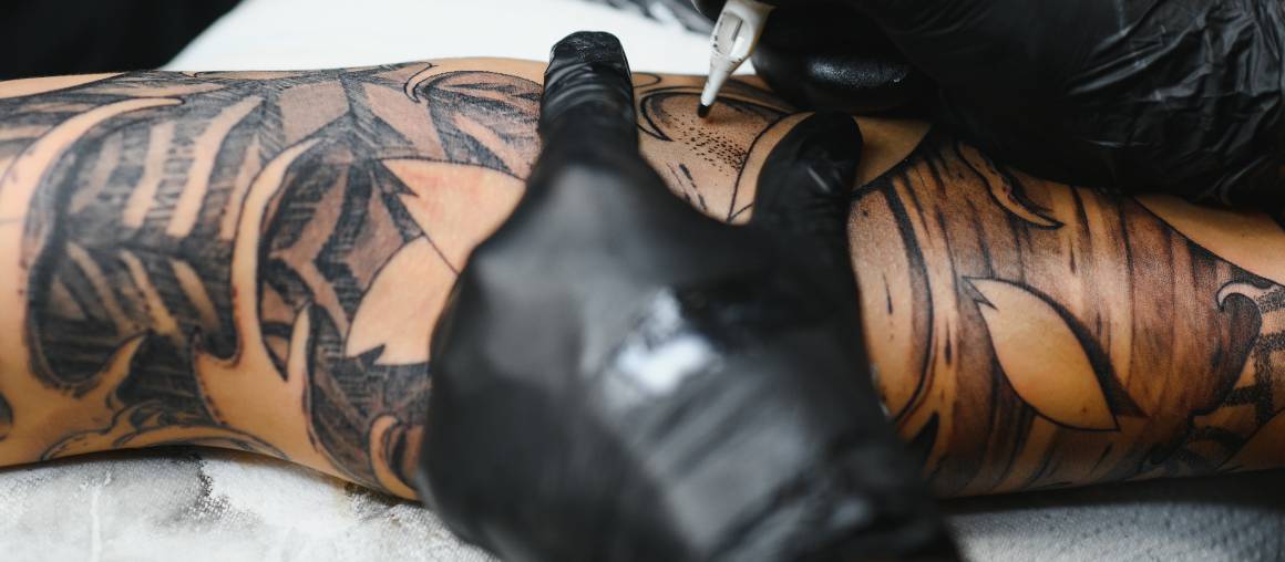 Utilizarea uleiului CBD înainte de a face un tatuaj reduce durerea?
