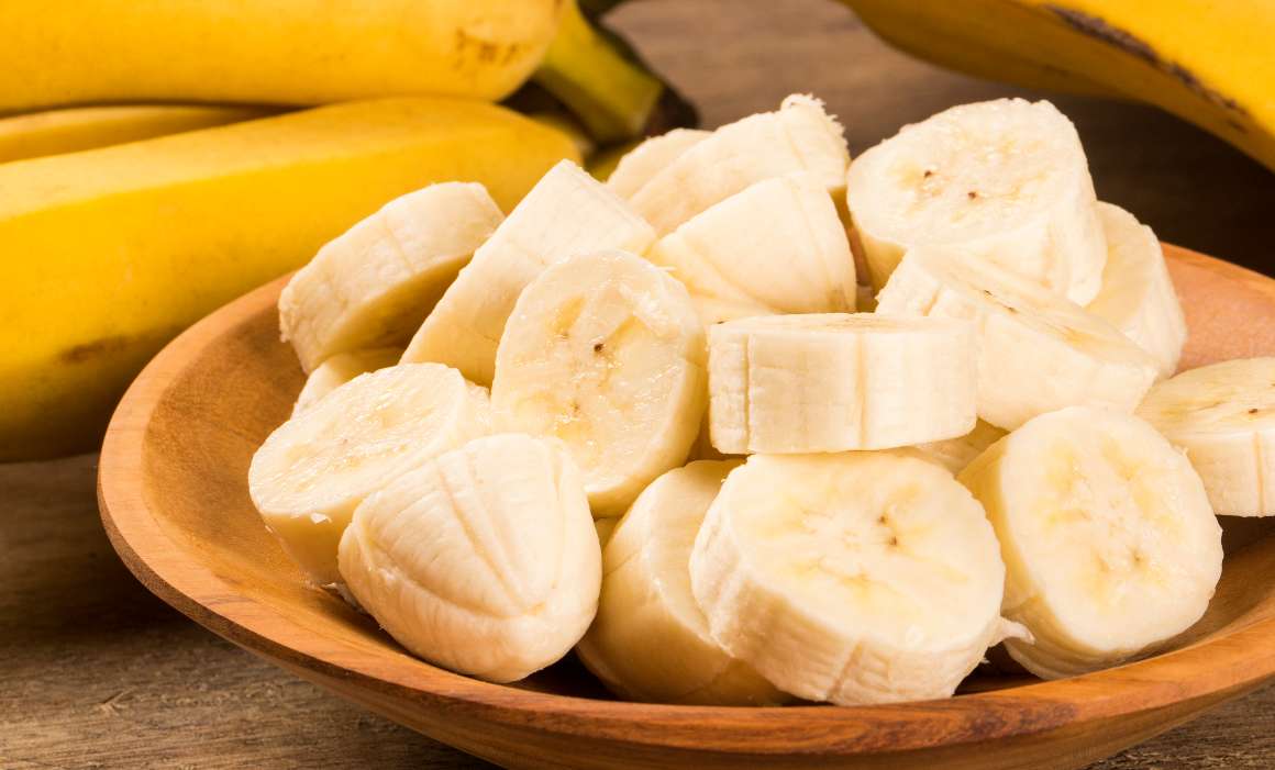 Aflați dacă bananele sunt o sursă sigură de magneziu. În timp ce bananele sunt fructe populare și nutritive, ele nu se clasează deosebit de bine când vine vorba de conținutul de magneziu în comparație cu alte surse de alimente. Deși bananele au un anumit conținut de magneziu, acesta nu ar trebui considerat o sursă adecvată. Pentru a vă asigura că primiți cantități suficiente, experții vă sfătuiesc să încorporați în dieta zilnică alte forme de surse alimentare bogate în magneziu, cum ar fi legumele cu frunze verzi, nucile și semințele, cerealele integrale, ca sursă pentru un aport adecvat de magneziu.