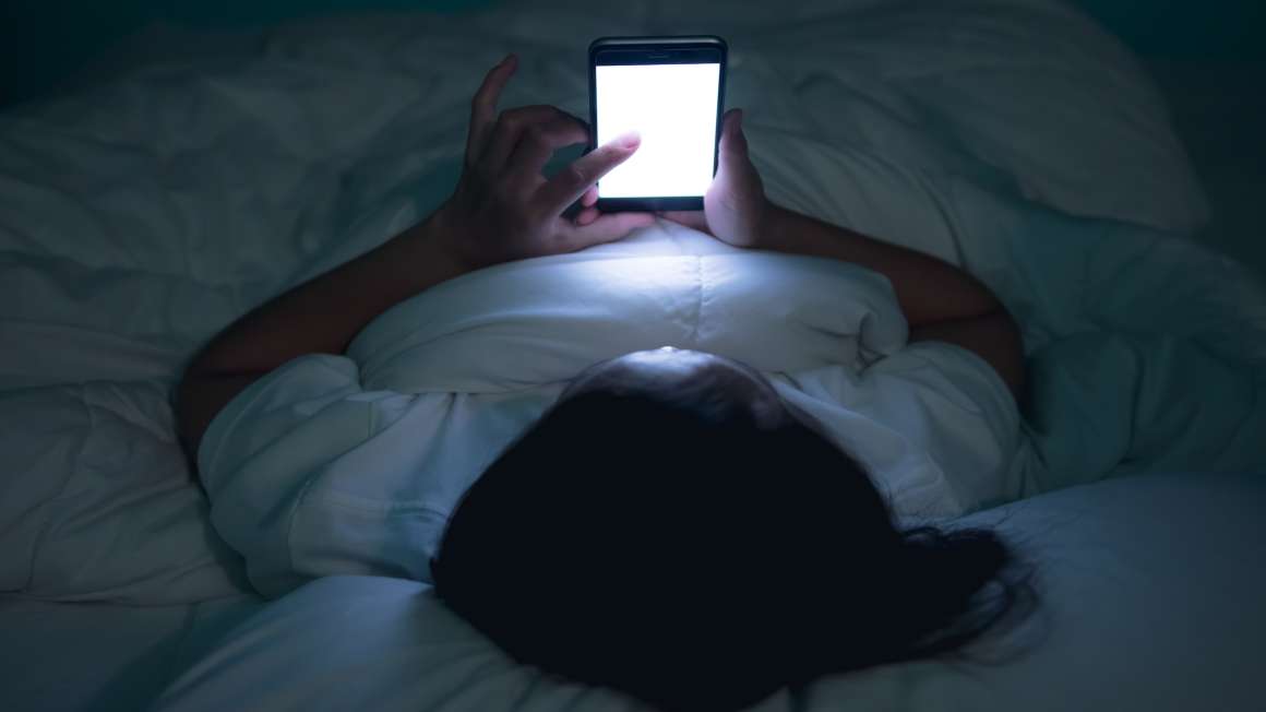 sleep-texting-causes-and-prevention