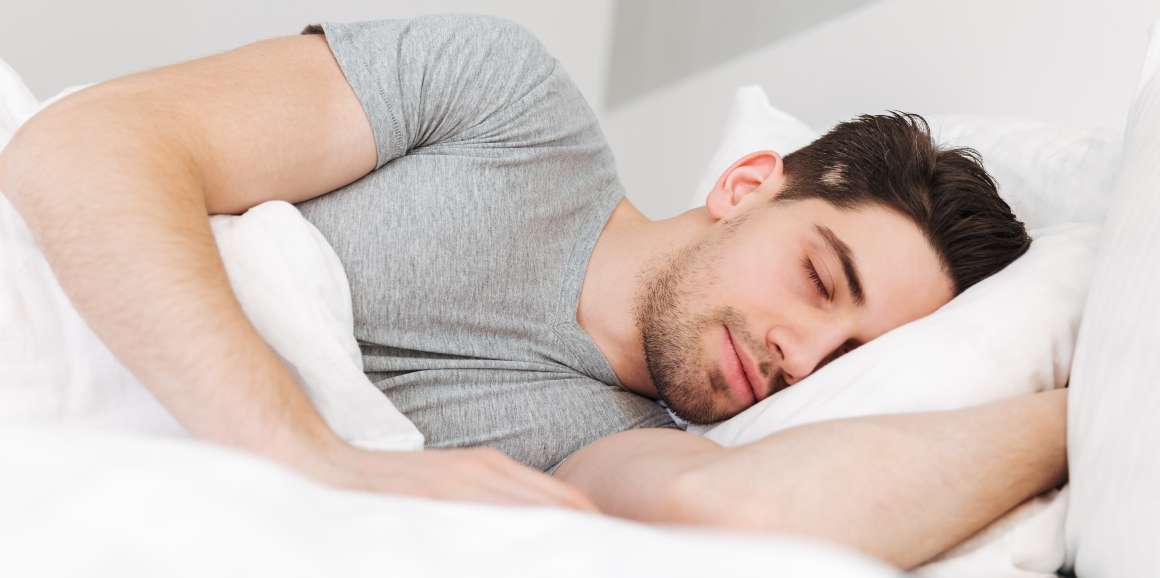 de ce dorm bărbații atât de mult