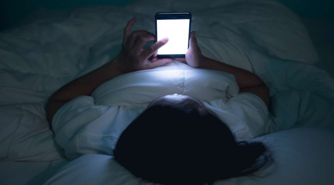 cum influențează social-media somnul
