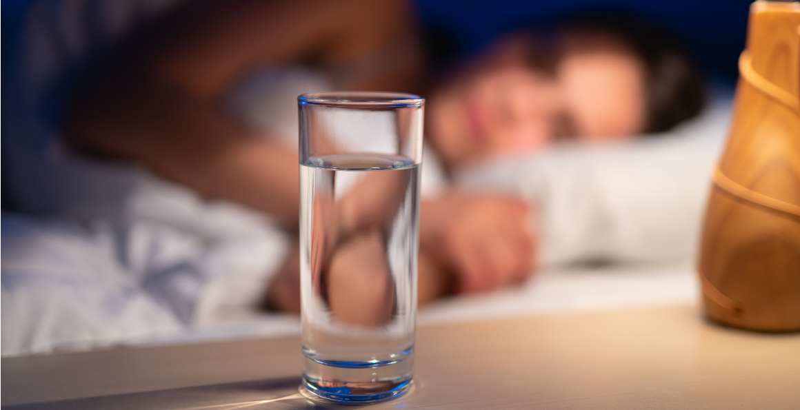 Consumul de apă rece înainte de culcare: Legătura surprinzătoare cu un somn mai bun