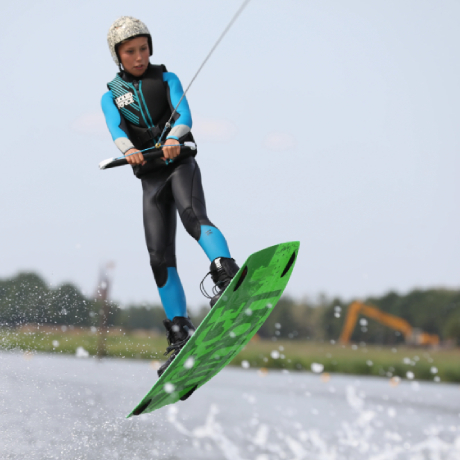Wakeboarder-ul Kick de Heer atinge culmi noi cu sponsorizarea Cibdol